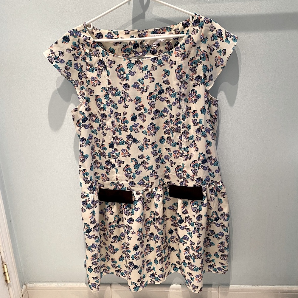 BCBGeneration • White & purple short sleeve dress